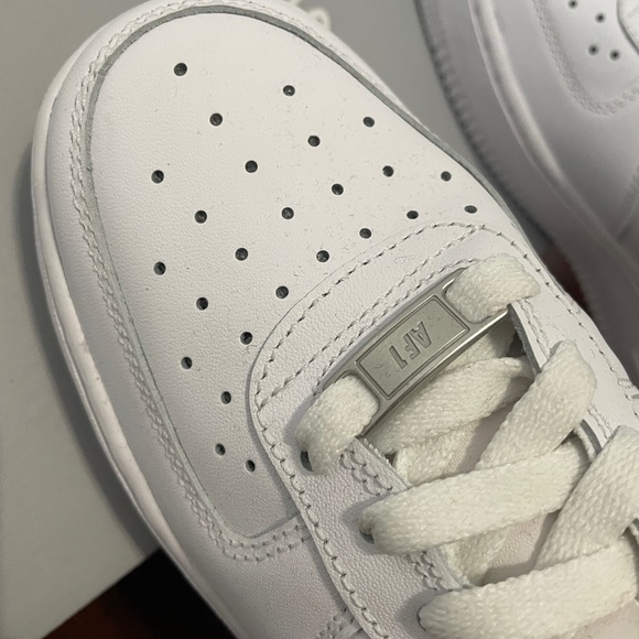 **SOLD** Nike Air Force 1 - women size 7 - Picture 3 of 4